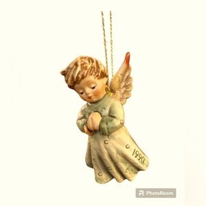 Goebel Hummel "Peace on Earth" 1990 Annual 3rd Edition Ornament #243.